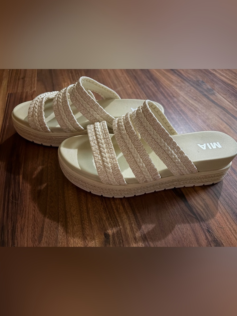 Mia women’s Size 8.5 Elegant Cream Sandals Open Toe Slip On Shoes